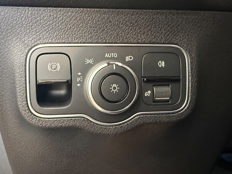 Mercedes EQB250+ Progressive Van 5d