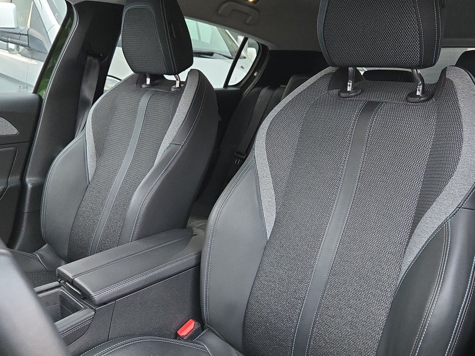 Peugeot 308 1,6 Hybrid First Selection EAT8 5d