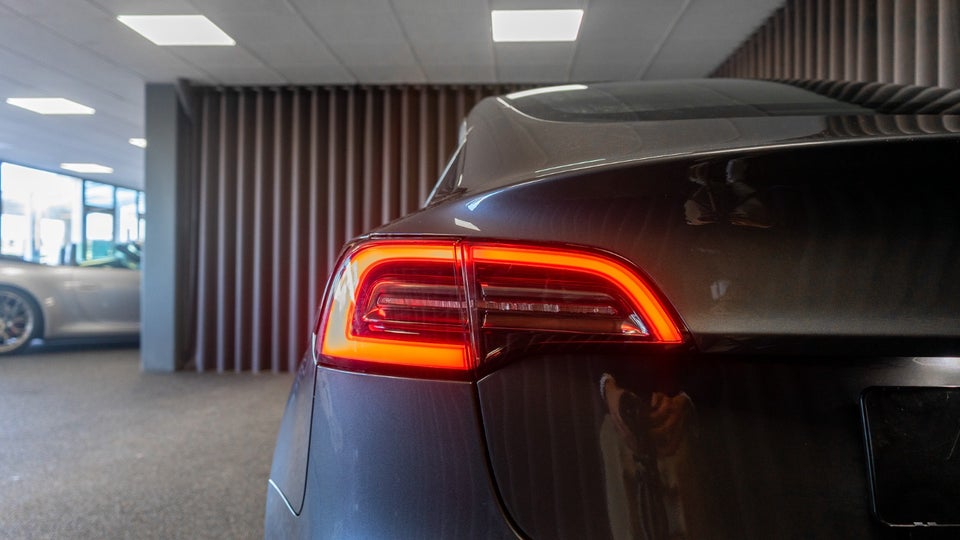 Tesla Model 3 Long Range AWD 4d