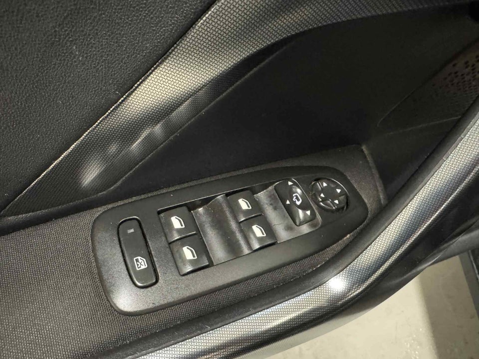 Peugeot 2008 1,6 BlueHDi 100 Allure Sky 5d