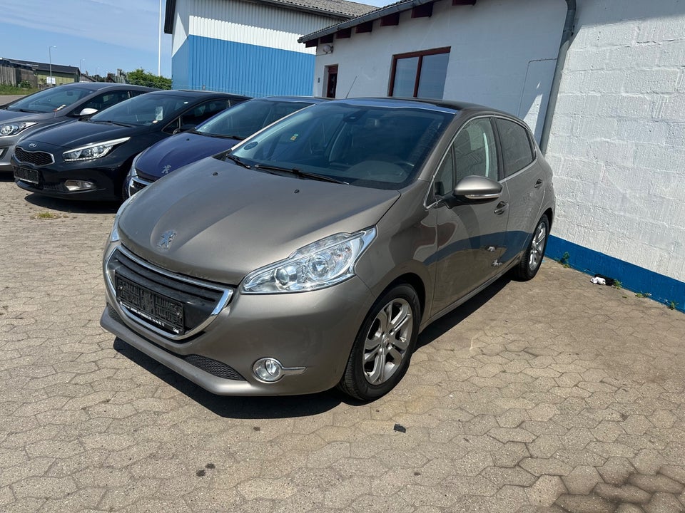 Peugeot 208 1,2 VTi Allure Sky 5d