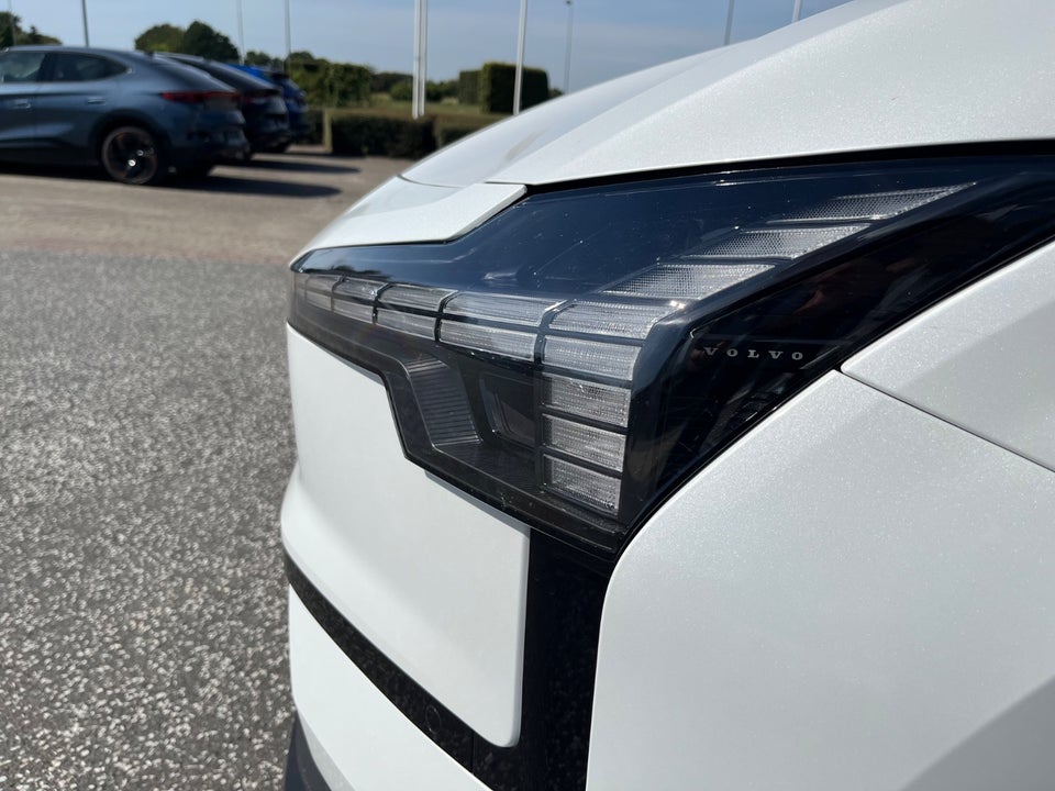 Volvo EX30 Extended Range Plus 5d