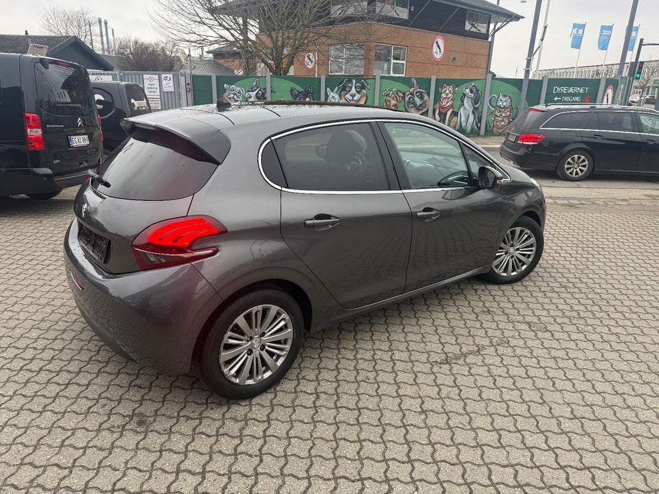 Peugeot 208 1,2 PureTech 82 Allure Sky 5d