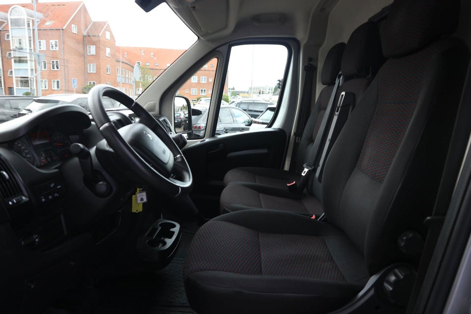 Peugeot Boxer 333 2,2 BlueHDi 140 L2H2 Premium