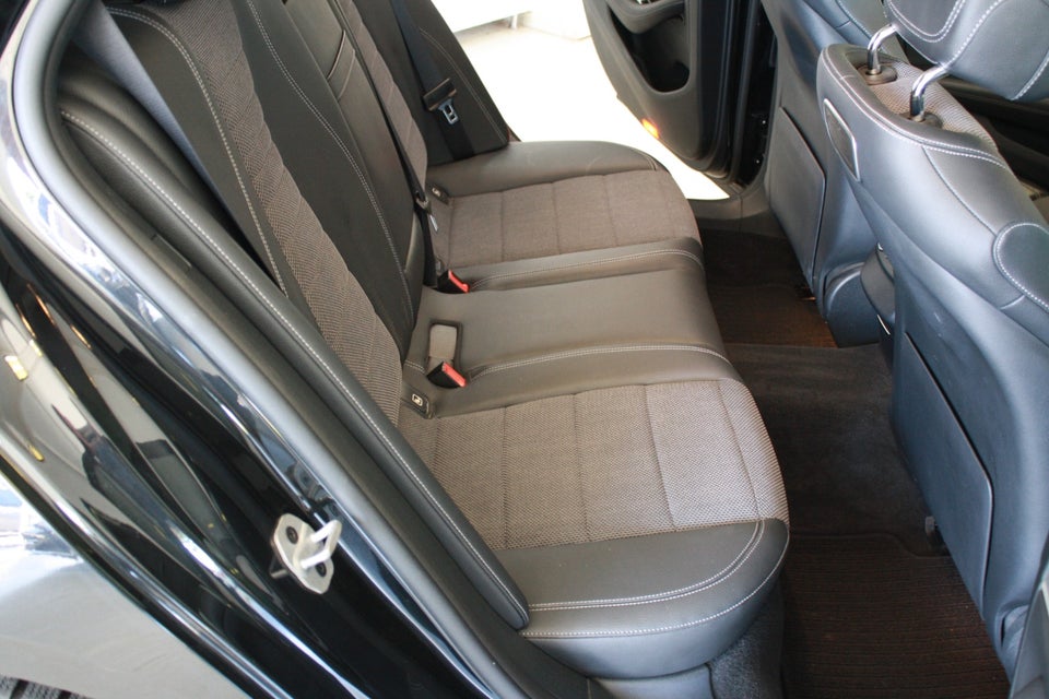 Mercedes E300 de 2,0 AMG Line stc. aut. 5d