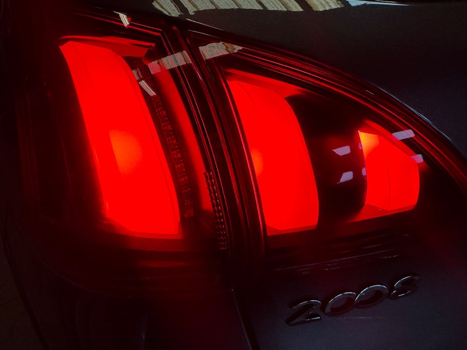 Peugeot 2008 1,6 BlueHDi 100 Allure Sky 5d