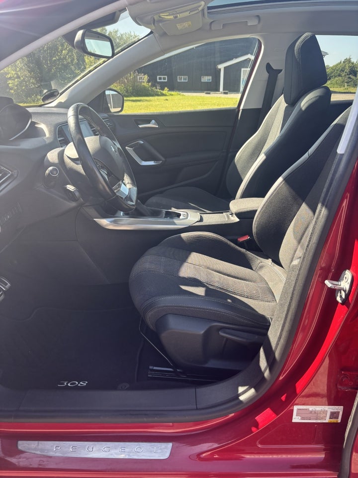 Peugeot 308 1,2 e-THP 130 Allure Sky 5d