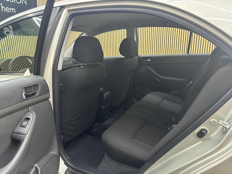Toyota Avensis 2,4 Executive stc. aut. 5d
