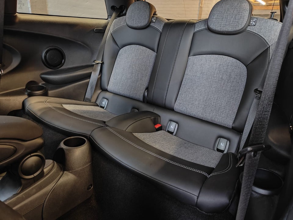 MINI Cooper SE Essential 3d