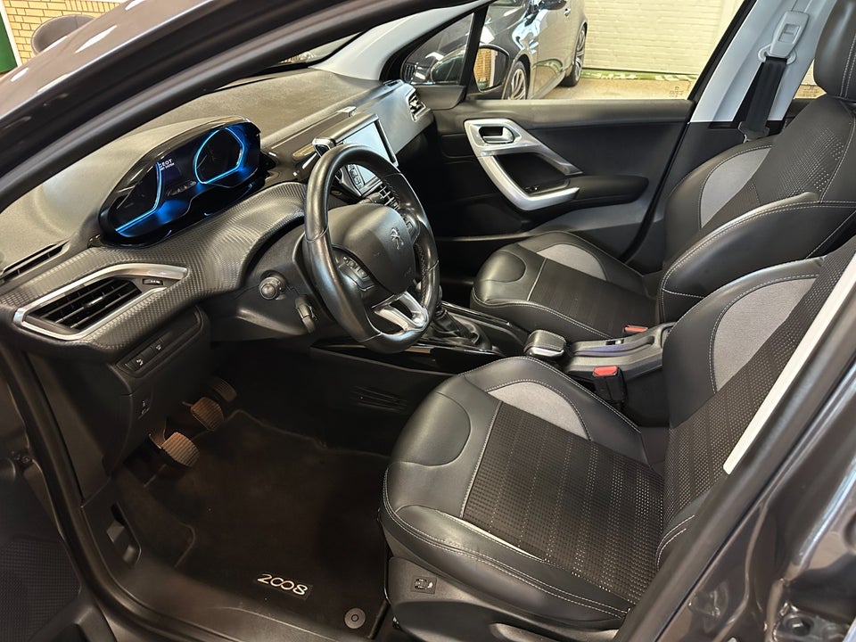 Peugeot 2008 1,2 PureTech 110 Prestige Sky 5d