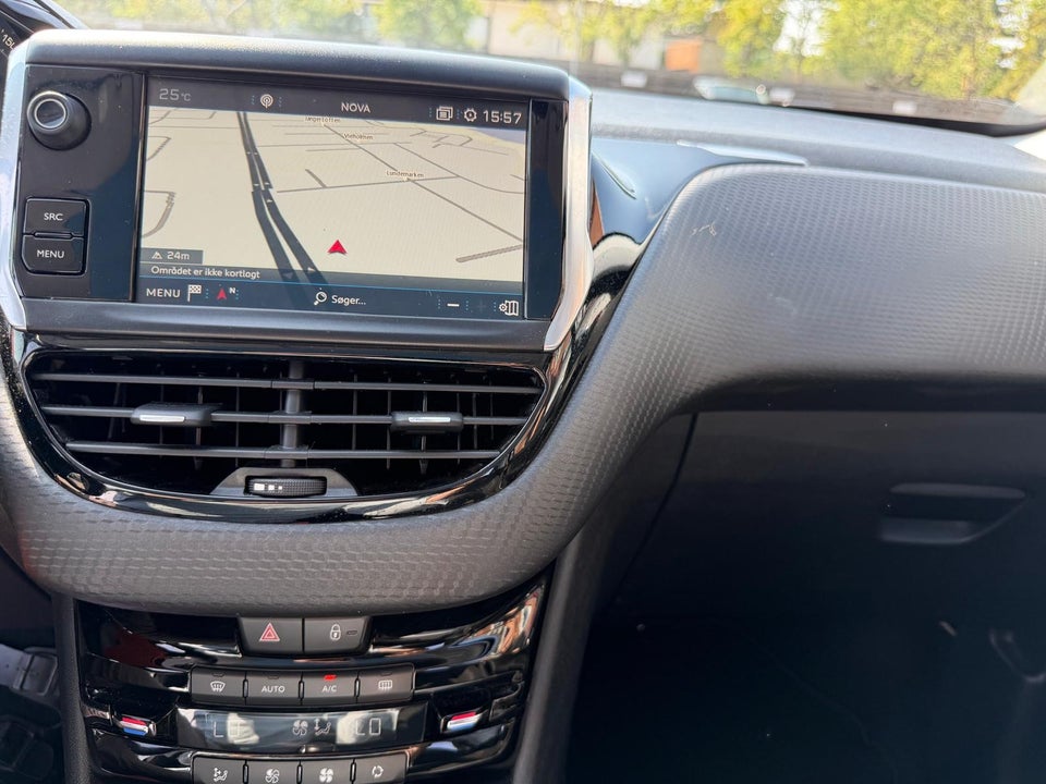 Peugeot 208 1,2 PureTech 82 Selection Sky 5d
