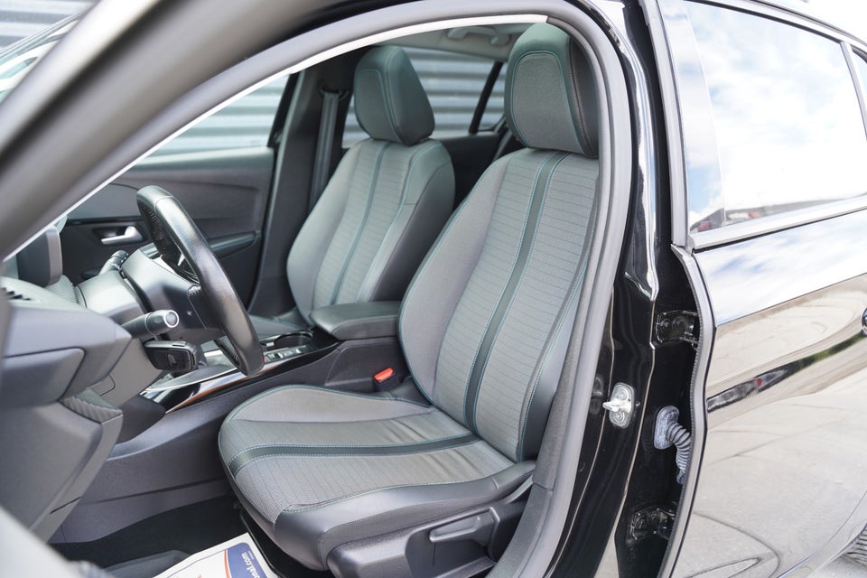 Peugeot 208 1,2 PureTech 100 Allure Sky 5d