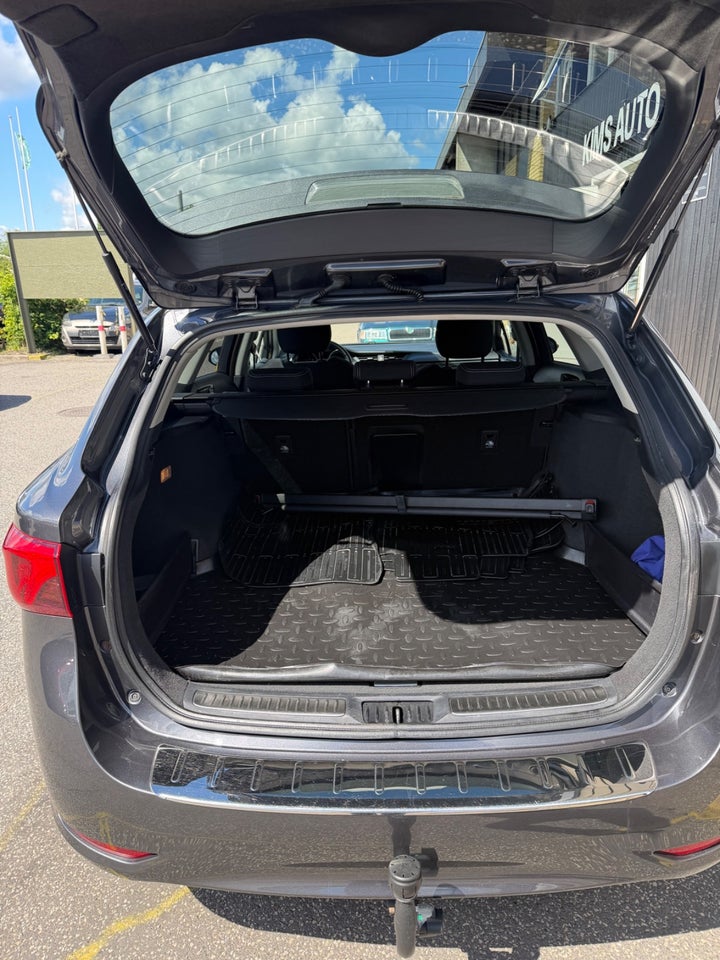 Toyota Avensis 1,8 VVT-i T2 Executive Touring Sports 5d