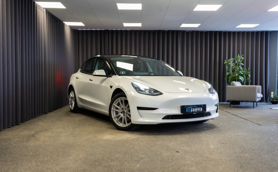 Tesla Model 3 Standard Range+ RWD 4d