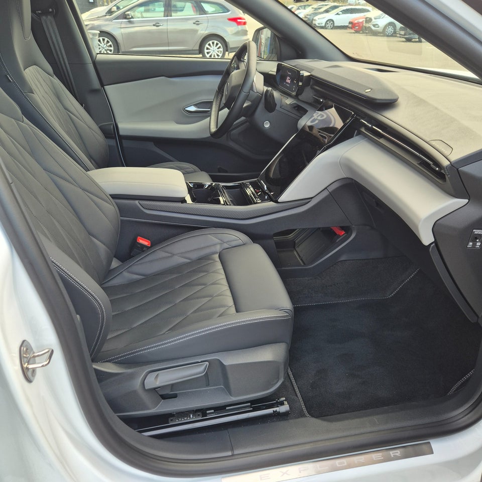 Ford Explorer 82 Premium Extended Range 5d