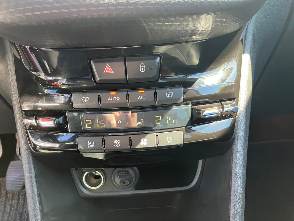 Peugeot 2008 1,2 e-THP 110 Desire Sky 5d