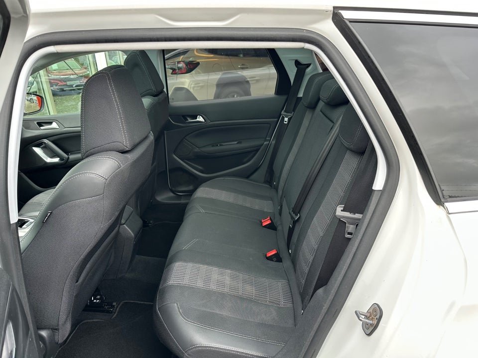 Peugeot 308 1,2 e-THP 130 Allure Sky SW 5d