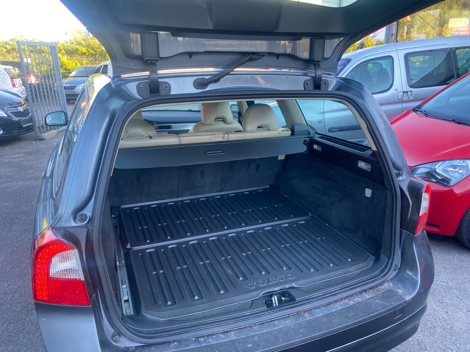 Volvo V70 2,5 T Momentum aut. 5d