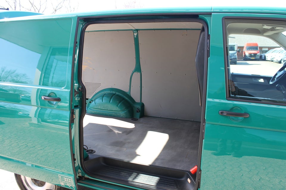 VW Transporter 2,0 TDi 204 Kassevogn kort