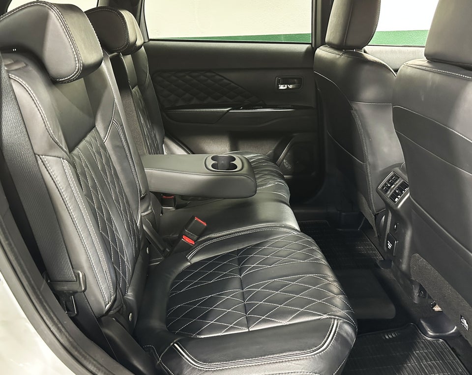 Mitsubishi Outlander 2,4 PHEV Luxury CVT 4WD 5d