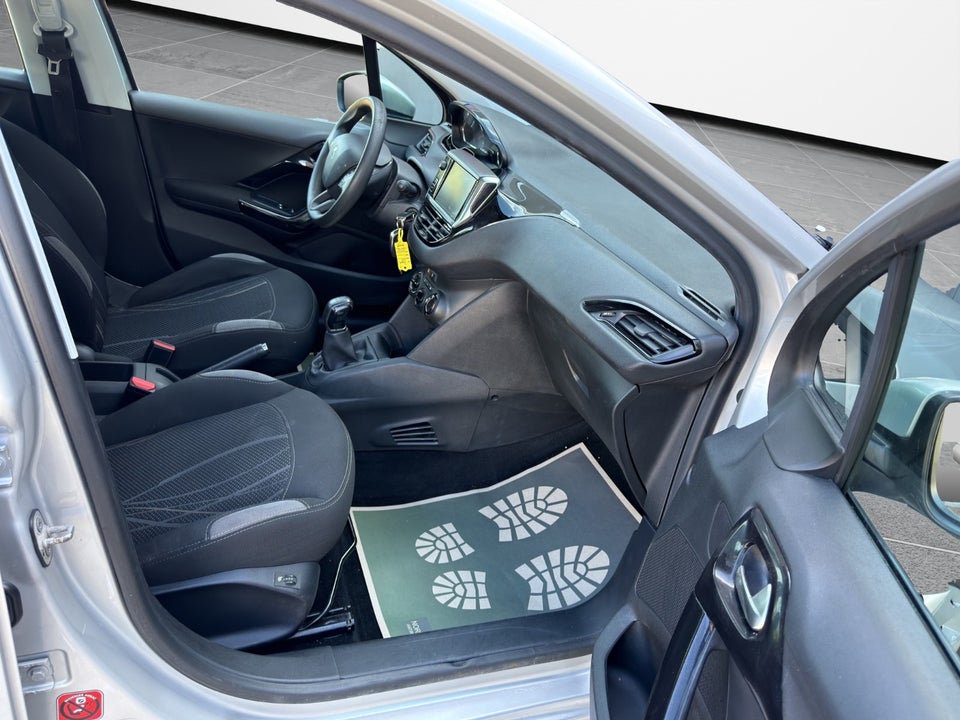 Peugeot 208 1,2 VTi Allure Sky 5d