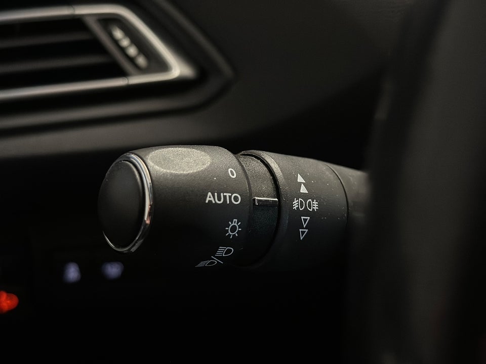 Peugeot 308 1,2 e-THP 130 Active SW 5d