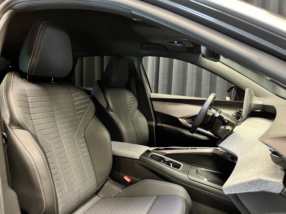 Peugeot e-3008 77 GT 5d