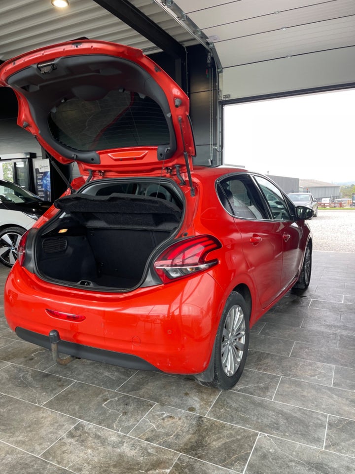 Peugeot 208 1,2 e-THP 110 Allure Sky 5d