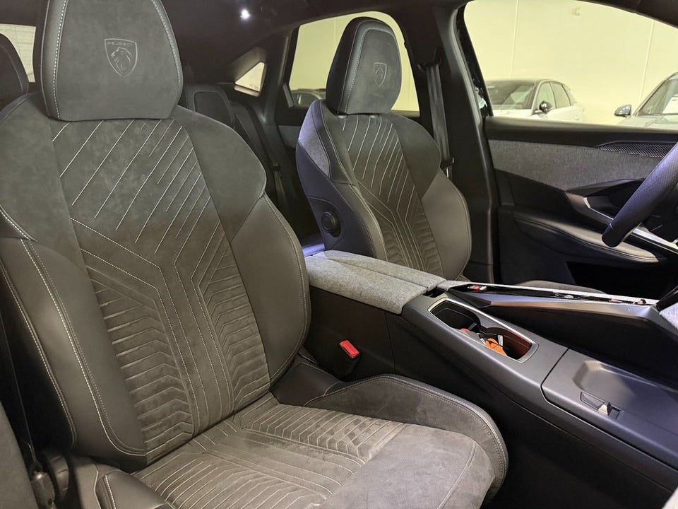 Peugeot e-3008 77 GT 5d