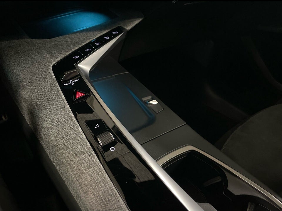 Peugeot e-3008 77 GT Pack 5d