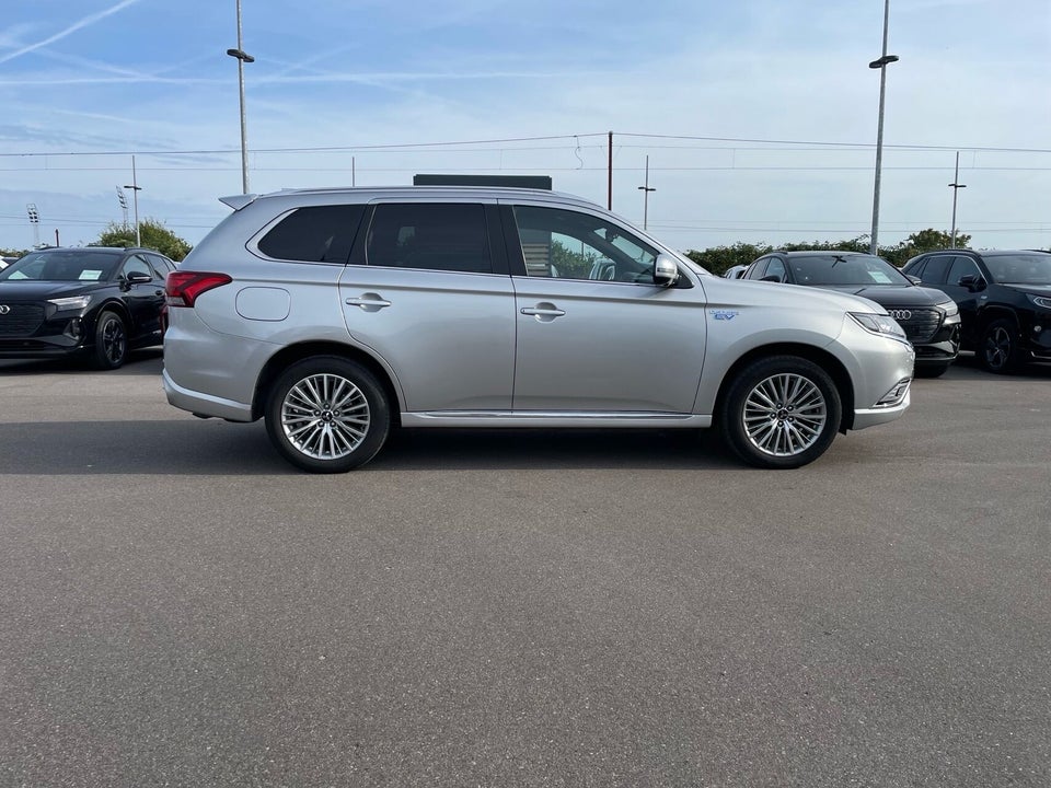 Mitsubishi Outlander 2,4 PHEV Instyle CVT 4WD 5d