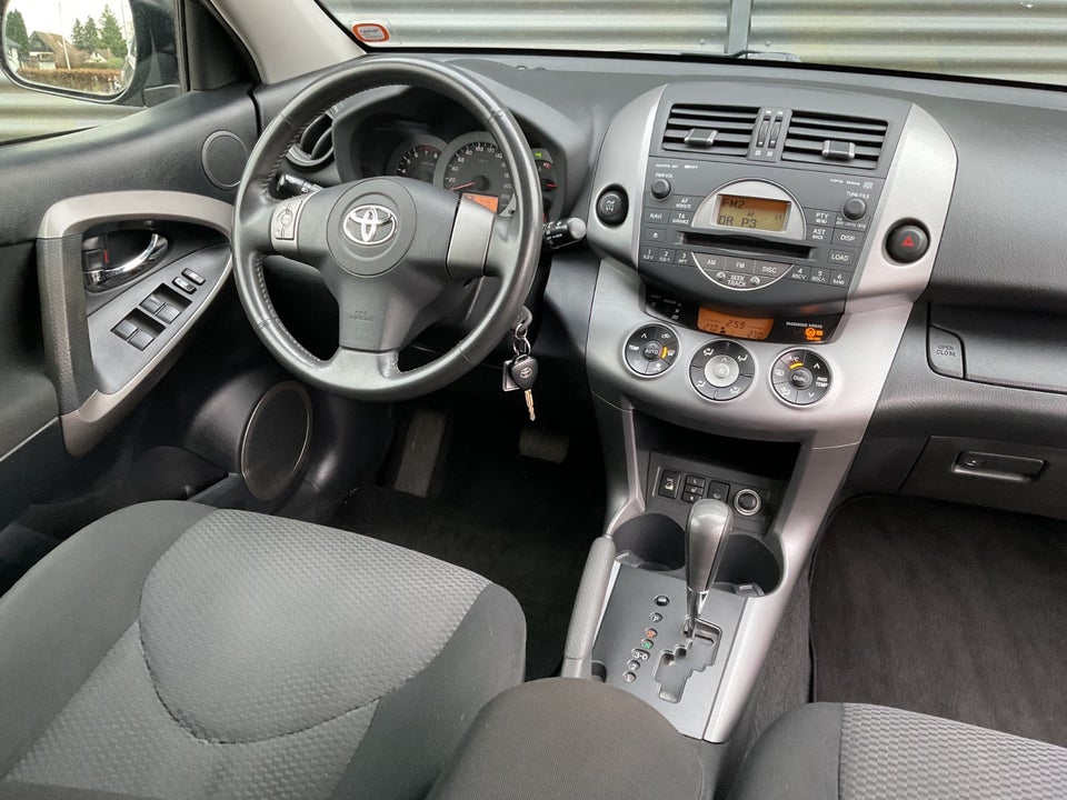 Toyota RAV4 2,0 VVT-i aut. 4x4 Van 5d