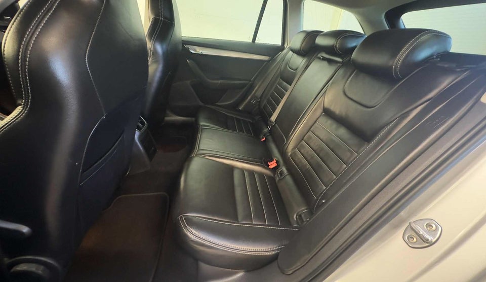 Skoda Octavia 1,6 TDi 105 Elegance Combi DSG 5d