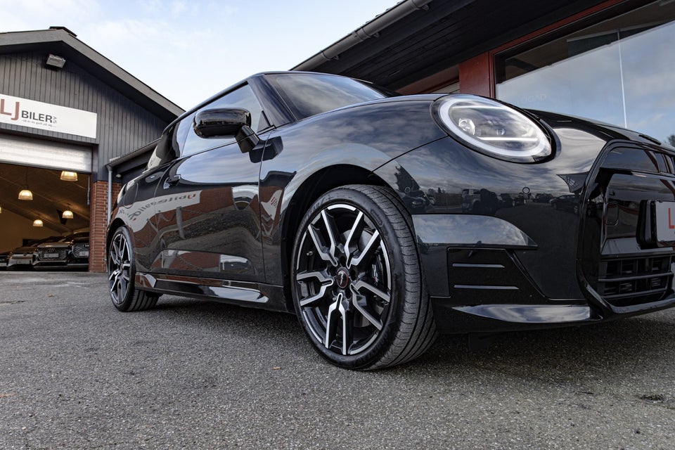 MINI Cooper E JCW Trim XL 3d