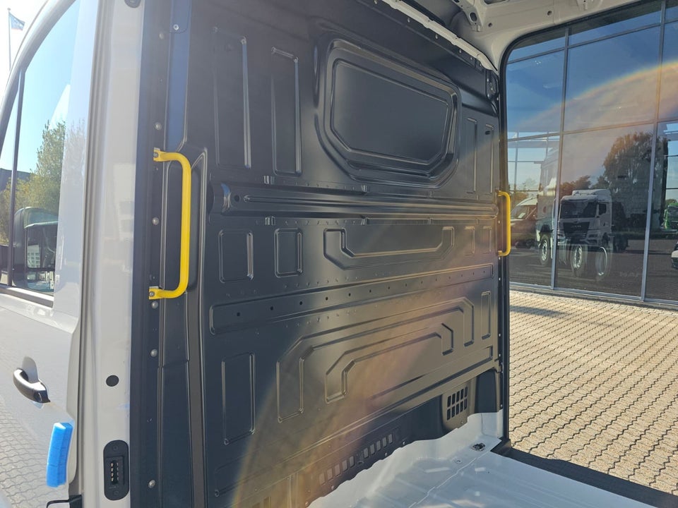 MAN TGE 2,0 3.180 Kassevogn L3H3 aut. FWD