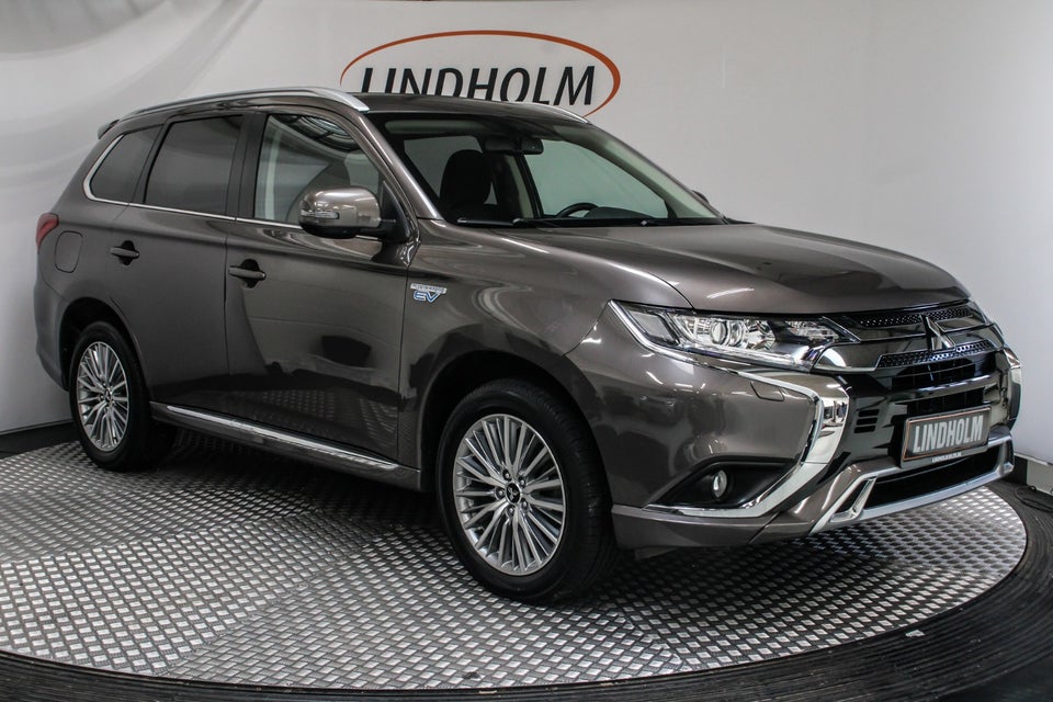 Mitsubishi Outlander 2,4 PHEV Invite CVT 4WD 5d