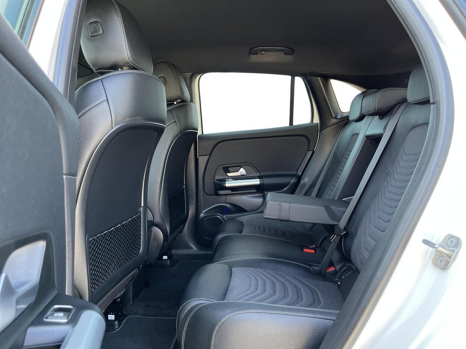 Mercedes EQA300 4Matic 5d