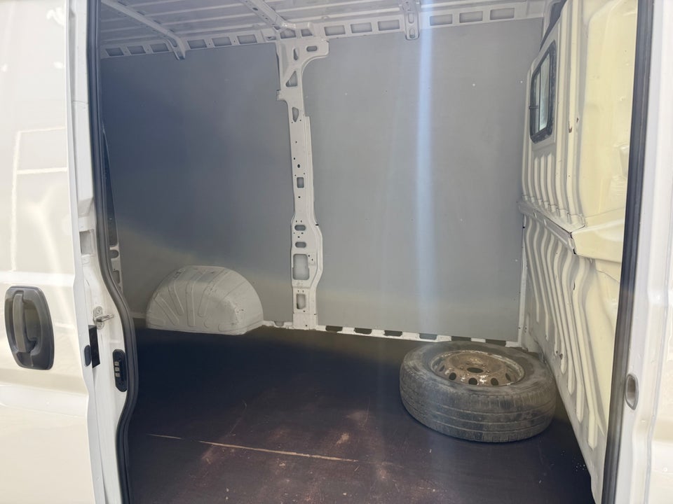 Peugeot Boxer 333 2,2 BlueHDi 140 L2H2 Premium