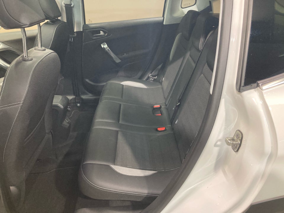 Peugeot 2008 1,2 e-THP 110 Selection Sky 5d