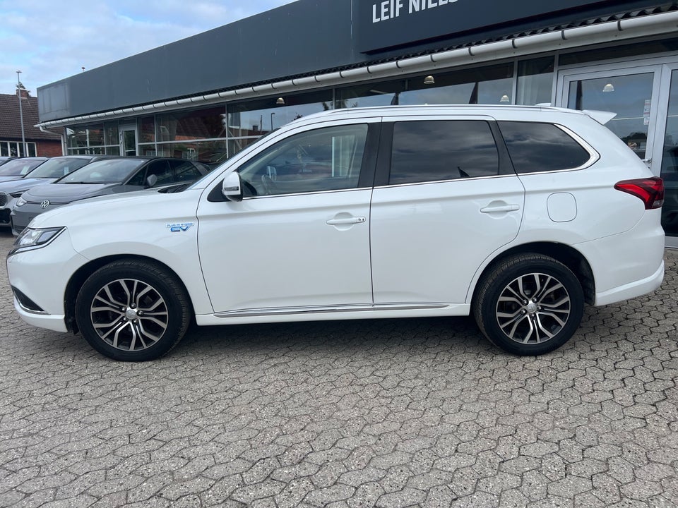 Mitsubishi Outlander 2,4 PHEV Invite+ CVT 4WD 5d