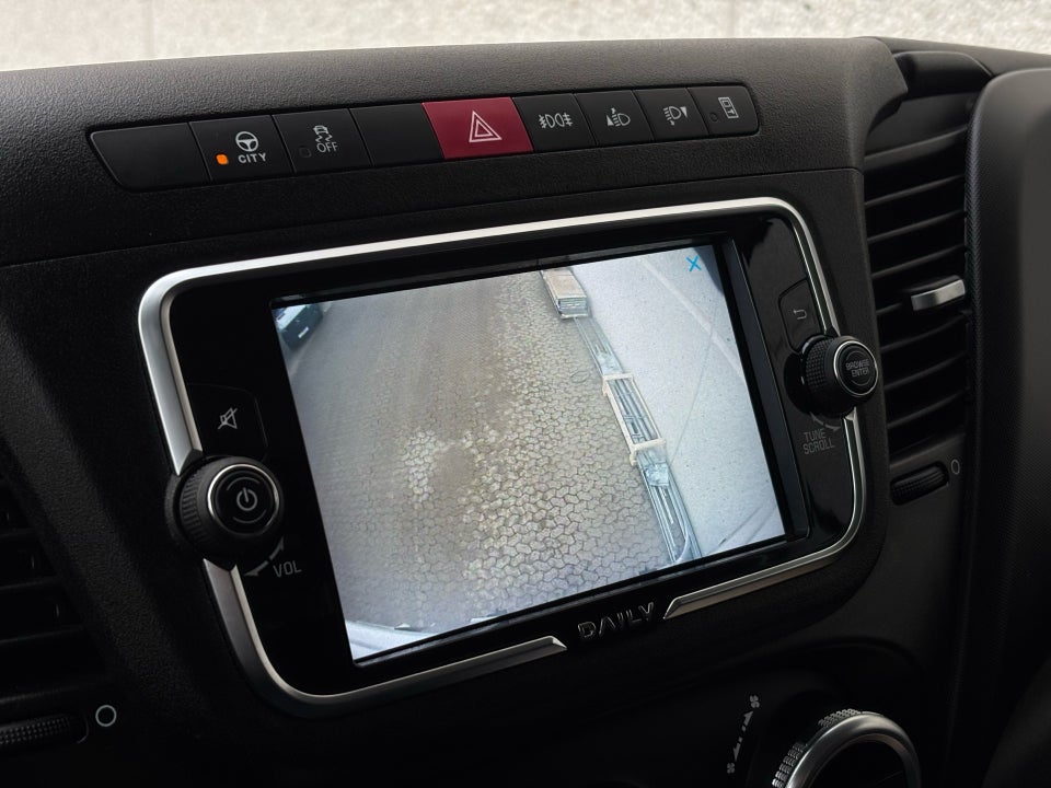 Iveco Daily 3,0 35S18 4100mm Box m/lift AG8