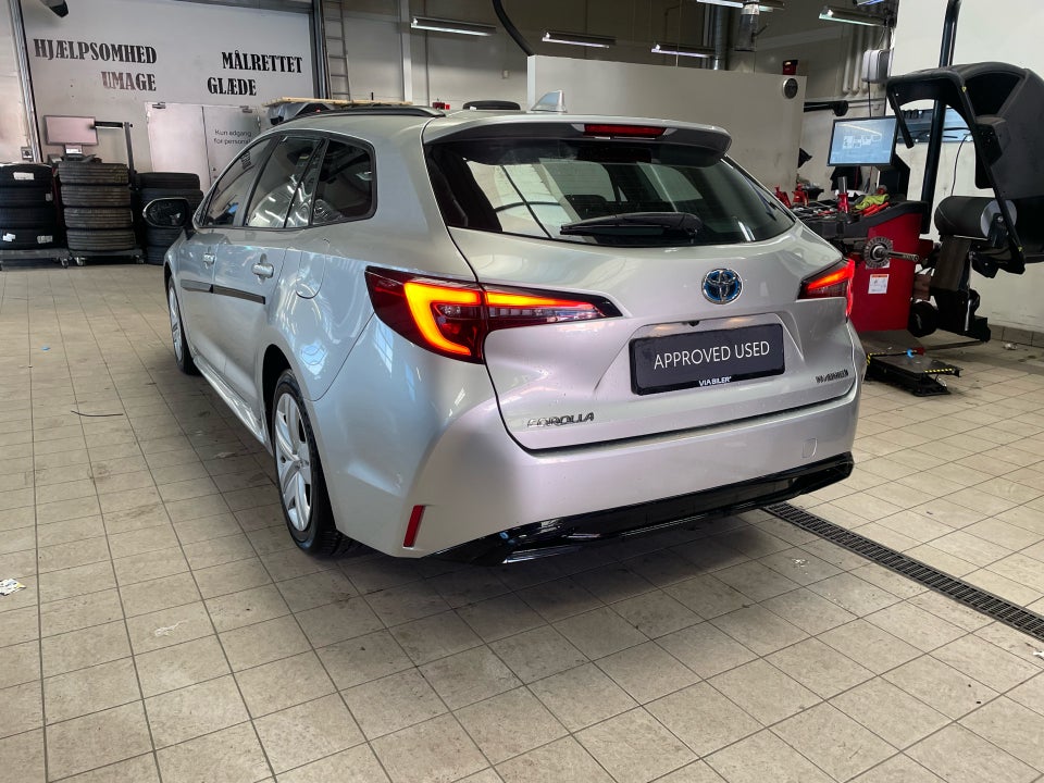 Toyota Corolla 1,8 Hybrid Essential Touring Sports e-CVT 5d