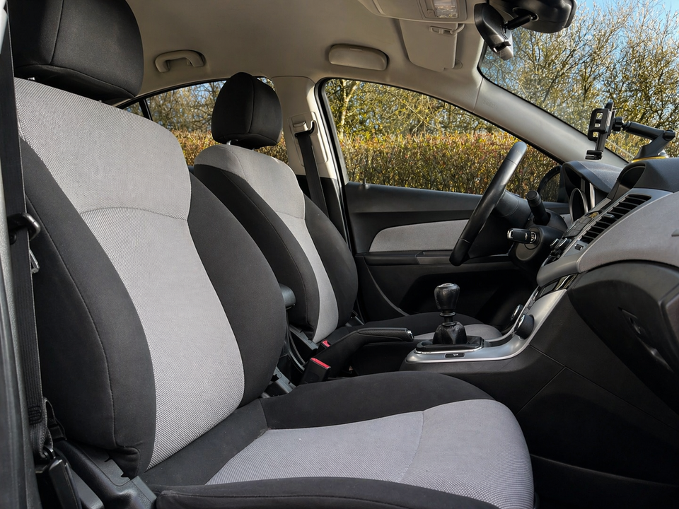 Chevrolet Cruze 1,8 LS 4d