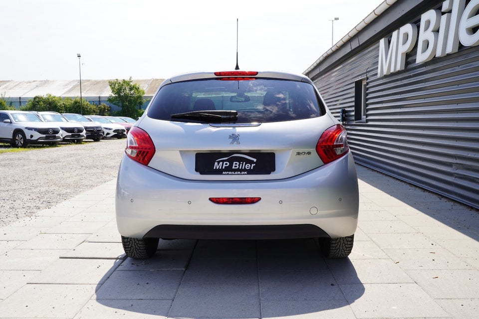 Peugeot 208 1,2 VTi 82 Supreme Sky 5d