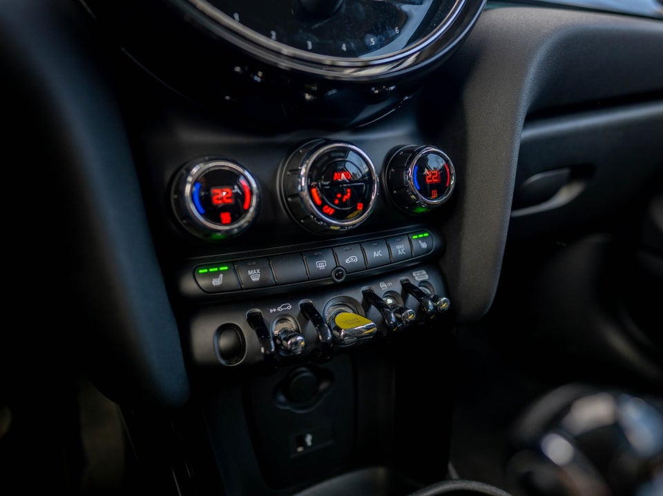 MINI Cooper SE Essential 3d