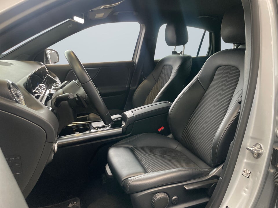 Mercedes EQA300 4Matic 5d