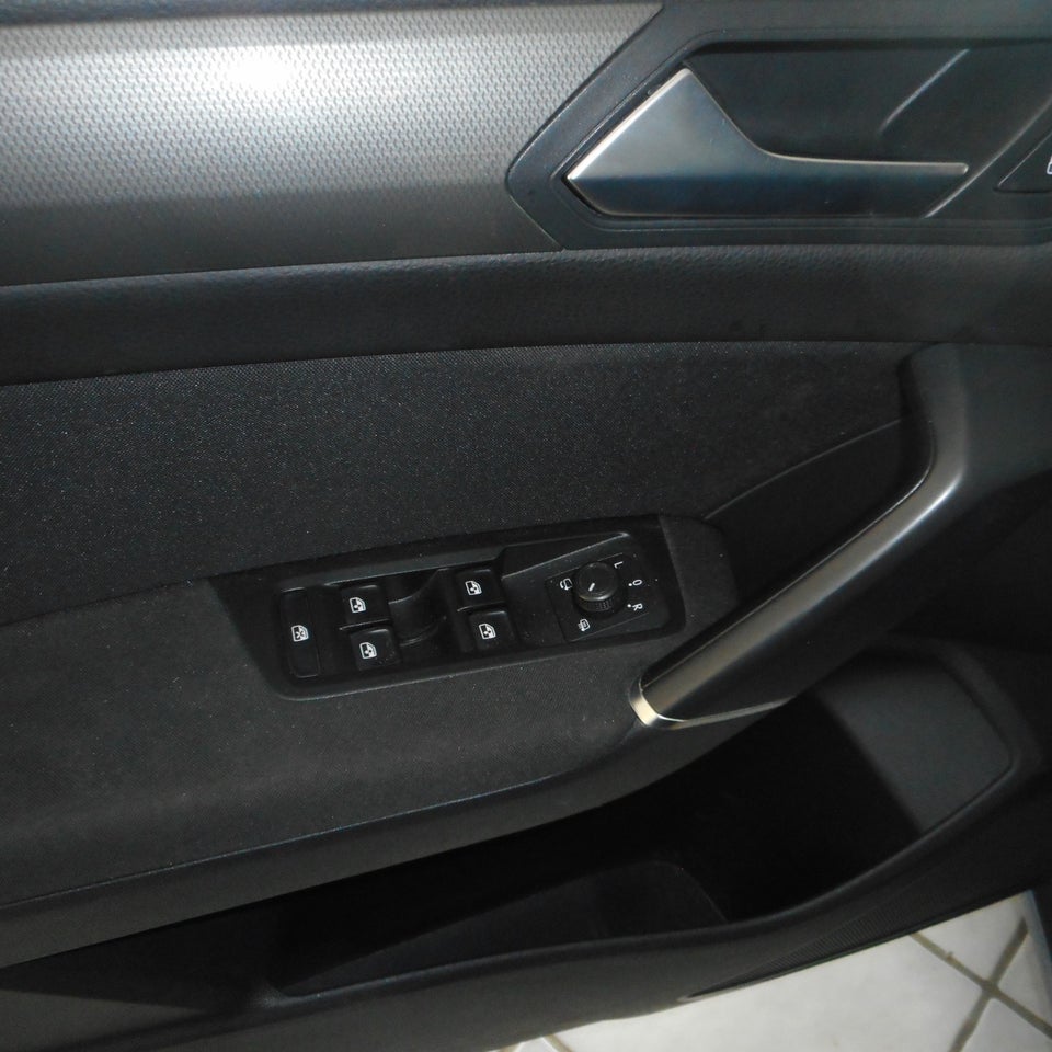 VW Touran 1,6 TDi 115 IQ.Drive DSG 7prs 5d
