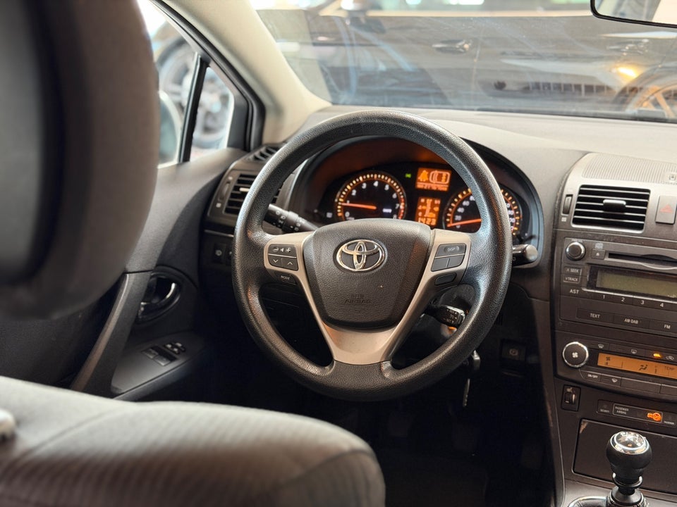 Toyota Avensis 1,6 VVT-i T1 stc. 5d