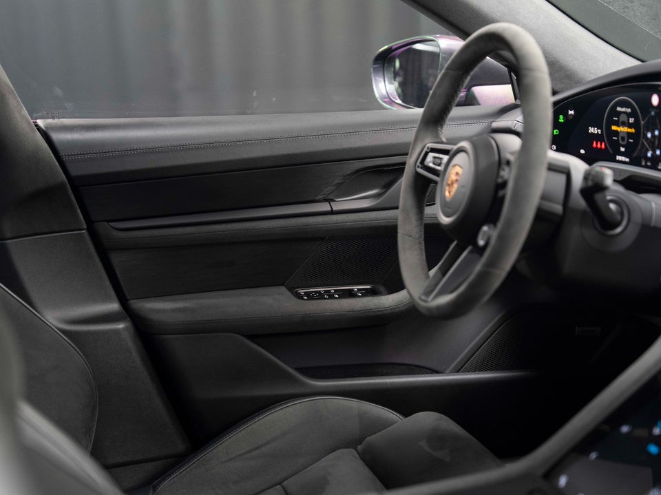 Porsche Taycan GTS Performance+  4d