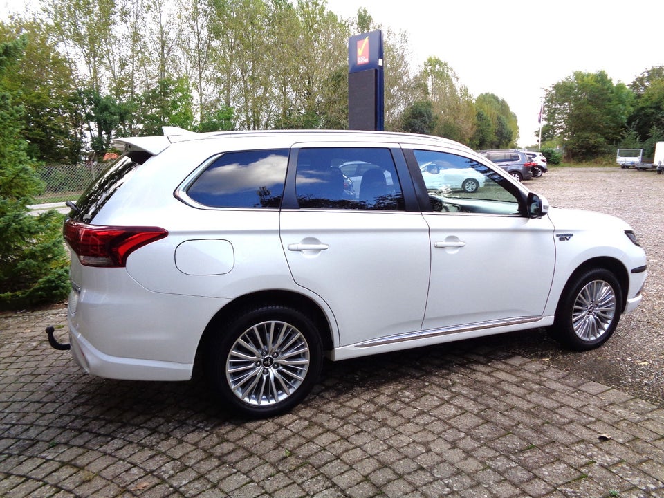 Mitsubishi Outlander 2,4 PHEV Instyle CVT 4WD 5d